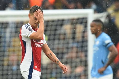 Thẻ đỏ lố bịch của Trossard là cái tát cho Arsenal