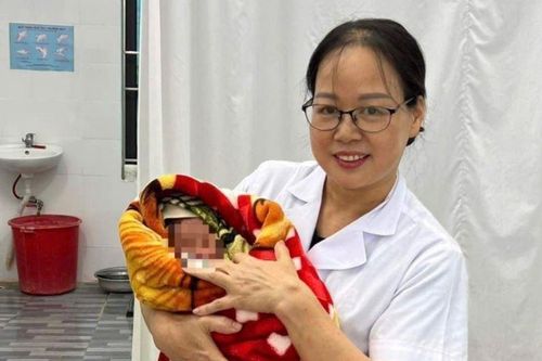 Thông tin bất ngờ vụ bé trai bị bỏ lại giữa ngày mưa