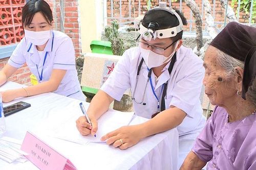 Huyện Phúc Thọ khám bệnh, phát thuốc miễn phí cho người dân ảnh hưởng bão lũ