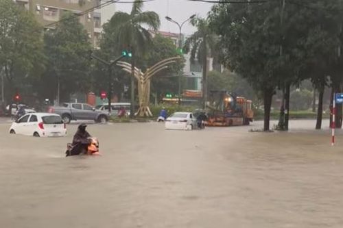 Nghệ An: nhiều tuyến đường tại Vinh 'thất thủ' vì mưa ngập sâu