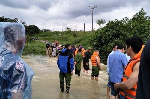 Thanh Hóa: chở cháu đến trường, chú bị lũ cuốn tử vong