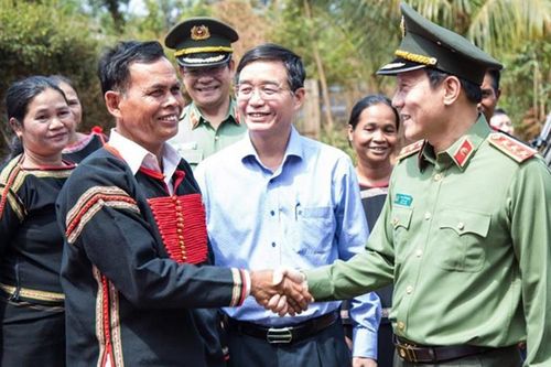 Bài 4: Bình yên trở lại bản làng