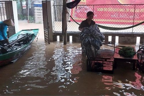 Nghệ An: Nước sông Lam dâng cao, người già và trẻ nhỏ sơ tán khẩn cấp trong đêm