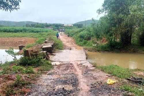 Quảng Bình: Một cháu bé bị đuối nước khi qua khe trước nhà