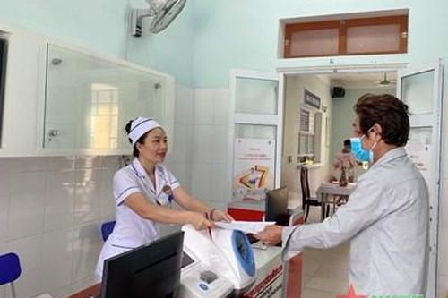 Nữ điều dưỡng trưởng tận tụy với công việc
