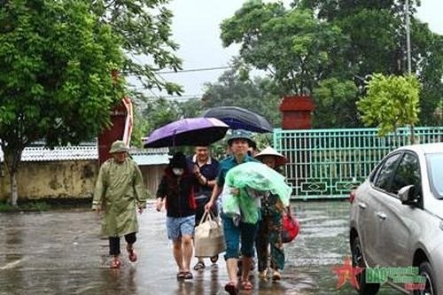 Mưa lớn chia cắt 3 bản với trên 200 hộ dân ở Quảng Bình