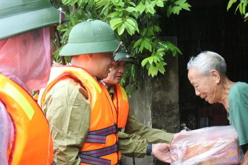 Hà Tĩnh: Nhiều nhà dân ngập sâu trong nước