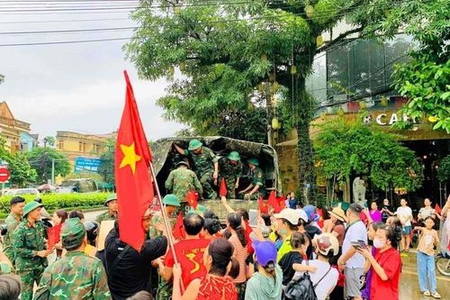 Người dân Yên Bái đổ ra đường tạm biệt các chiến sĩ bộ đội