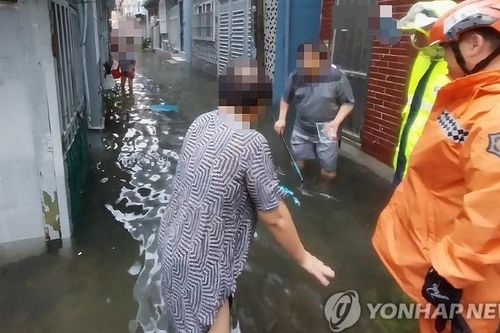 Cảnh 'phố biến thành sông' ở Hàn Quốc vì mưa lớn kỷ lục