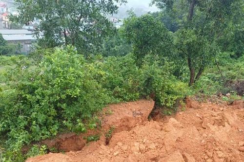 Di dời khẩn cấp 42 hộ dân ở Hòa Bình trước nguy cơ sạt lở đất