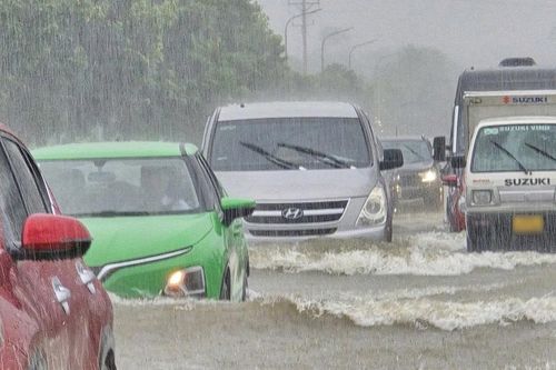 Nghệ An: Mưa 'trắng trời', nhiều tuyến đường ở TP Vinh bị ngập sâu