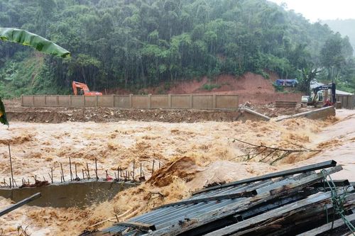 Thanh Hóa: Mưa lũ khiến hàng nghìn người dân Mường Lát phải sơ tán