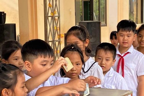 Học sinh vùng biên Mường Nhé chia sẻ yêu thương hướng về vùng bão lũ