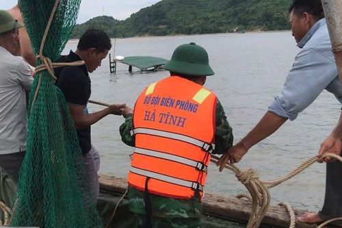 Kịp thời cứu 2 người dân gặp nạn trên biển