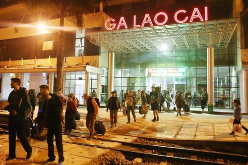 Chạy lại tàu khách SP3/SP4 tuyến Hà Nội - Lào Cai sau mưa lũ