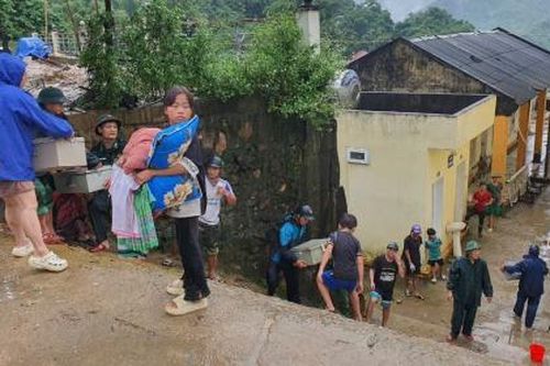 Mường Lát sơ tán hàng trăm hộ dân, nhiều bản làng bị cô lập