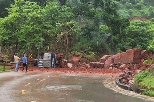 Quốc lộ 6 liên tiếp sạt lở, 2 ô tô bị đất đá đè trúng