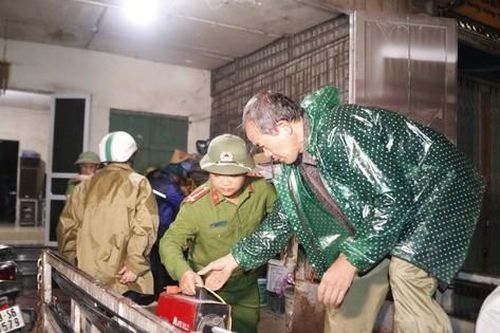 Phát hiện nhiều vết nứt dài, Hòa Bình di dời khẩn cấp hơn 40 hộ dân trong đêm