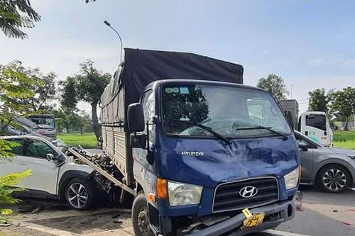 Điều tra vụ tai nạn liên hoàn khiến 2 người tử vong trong ô tô ở TPHCM