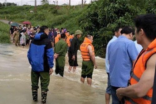 Qua đập tràn tới trường, 2 người bị lũ cuốn trôi