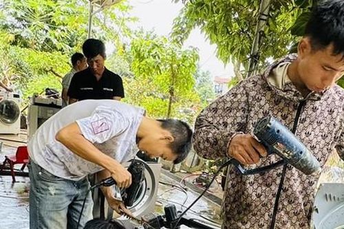 Sửa chữa ti vi, nồi cơm điện cho bà con vùng lũ