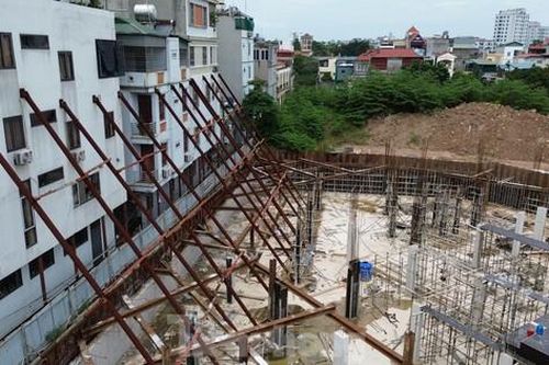 Hà Nội: Thi công dự án gần 100 tỷ đồng, nhiều nhà dân phải 'chống nạng'