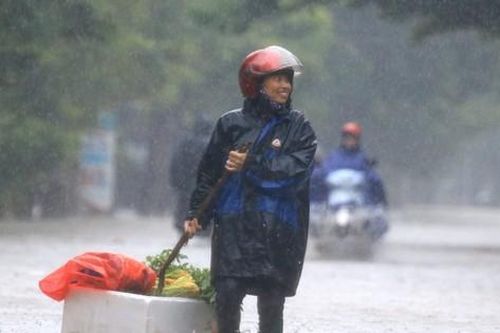 Đường ngập sâu, dân bì bõm mang thùng xốp làm thuyền kéo đồ trên phố