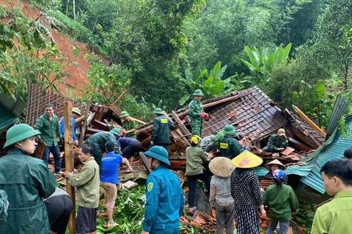 Mưa lũ, sạt lở đất trên diện rộng, Nghệ An khẩn cấp di dời hàng trăm người đến nơi an toàn