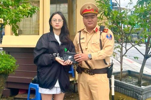 Cô gái trẻ bất ngờ khi CSGT liên hệ trao trả túi xách đánh rơi trên đường
