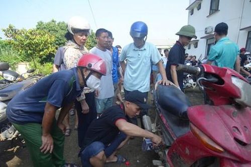 Tình nguyện viên thay dầu, sửa xe máy miễn phí cho bà con vùng lũ lụt
