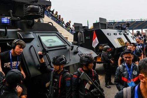 Cầu thủ ở giải VĐQG Indonesia dùng xe bọc thép tới sân vì sợ bị CĐV tấn công