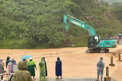 Bão số 4 làm 3 người chết, hàng trăm ngôi nhà ở miền Trung hư hỏng