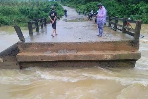 Lũ làm gãy đứt, trôi đoạn cầu Bến Nhạ ở Thanh Hóa
