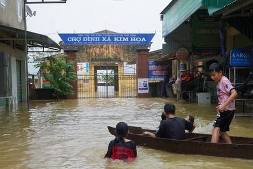 Mưa lớn khiến nhà dân, khu chợ ở Hà Tĩnh bị ngập