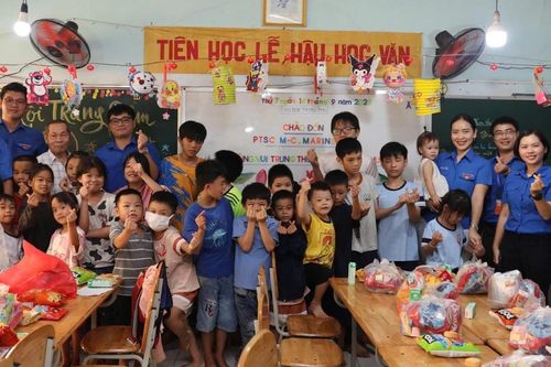 Tuổi trẻ PTSC tổ chức chương trình 'Vui tết Trung thu'cho các bé khó khăn ở lớp học tình thương