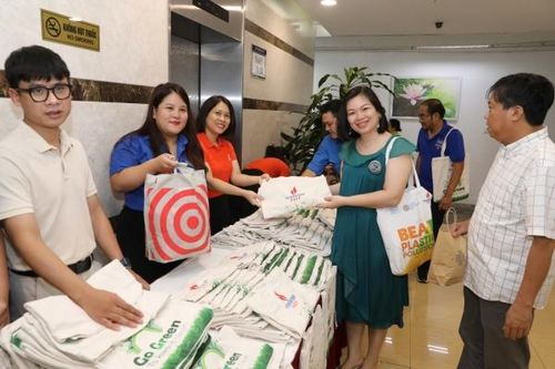 PVEP tổ chức chương trình 'Đổi quần áo, đồ dùng học tập lấy túi vải'