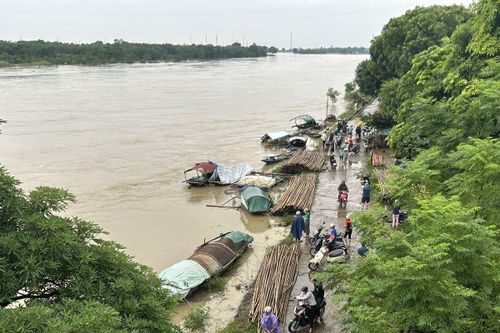 Tiểu thương Vạn Hà trắng đêm chạy lũ