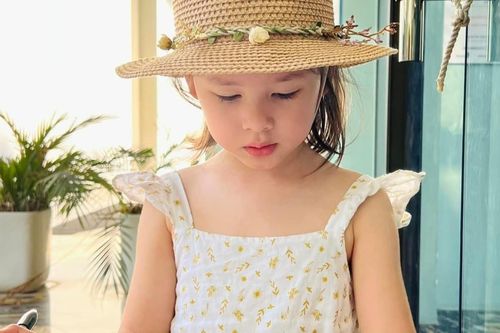 Con gái lai Tây của diễn viên Lan Phương mê sách từ bé, 3 tuổi đã biết đọc