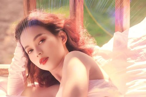 Người phụ nữ cầm dao khi làm mẫu khỏa thân để thỏa đam mê