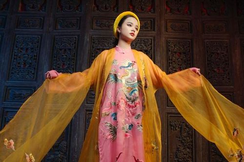 Mẫu nhí Maika Ngọc Khánh quyền lực diện áo dài thêu chim phụng của Vũ Việt Hà