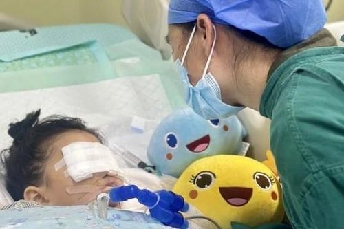 Cha mẹ thay con gái xấu số thực hiện ước mơ cuối cùng