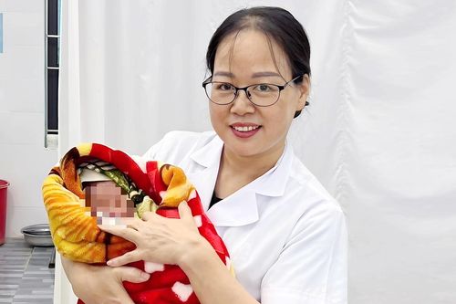 Bé trai bị bỏ lại giữa ngày mưa: Chủ tịch xã nói chi tiết bất ngờ
