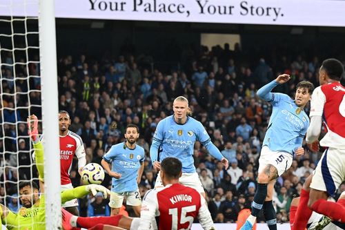 Man City hòa nghẹt thở Arsenal: Run rẩy theo bước chân Rodri