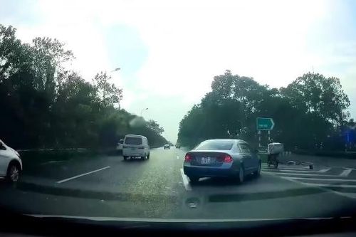 Ô tô đi quá lối rẽ trên Đại lộ, tấp vào lề như chỗ không người