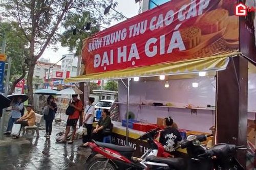 Cửa hàng bánh Trung thu 'đại hạ giá' vớt chút vốn đầu tư