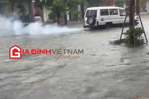 TP. Vinh - Nghệ An ngập sâu, ô tô chết máy hàng loạt