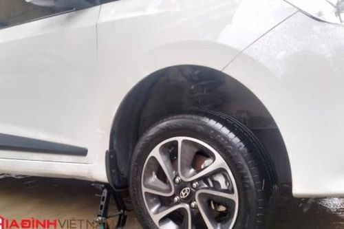 Dùng kích, gạch đá cứu xe ô tô bị ngập trên đường phố Vinh