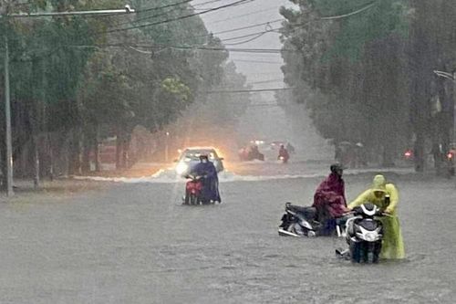Nhiều tuyến đường TP Vinh ngập sâu sau mưa lớn