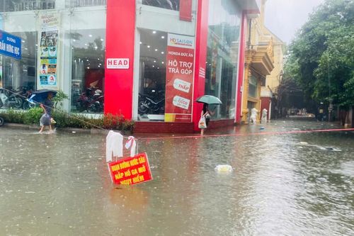 TP. Vinh cấm phương tiện di chuyển vào một số đường ngập nặng