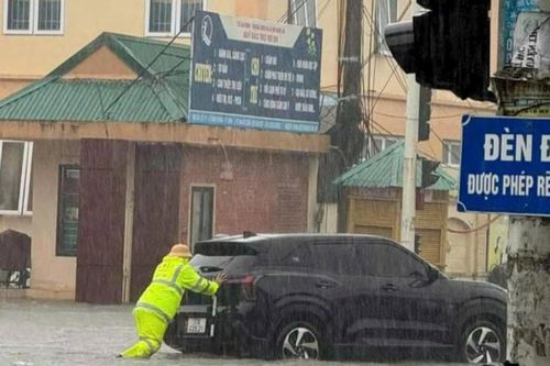 Công an Nghệ An tích cực hỗ trợ người dân di dời tài sản, cứu hộ phương tiện ra khỏi vùng ngập nặng